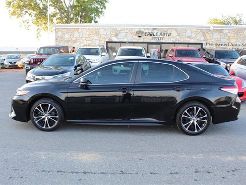 Used 2020 Toyota Camry SE w/ Convenience Package FWD image 4