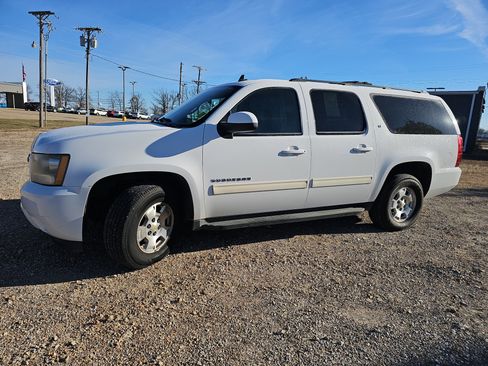 Used 2010 Chevrolet Suburban LT image 8