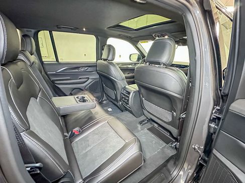 New 2025 Jeep Grand Cherokee Laredo image 4