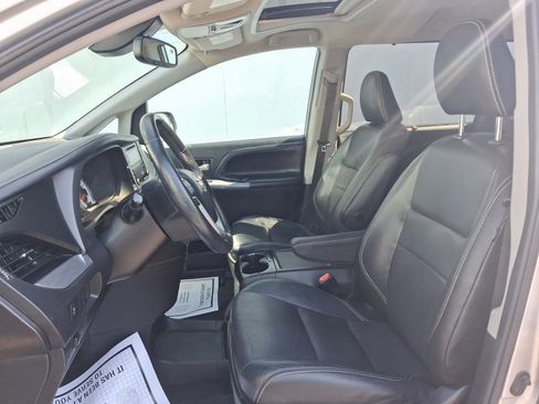 Used 2019 Toyota Sienna SE FWD image 5