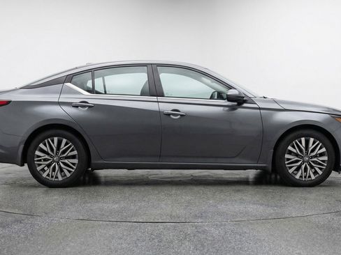 Used 2025 Nissan Altima 2.5 SV image 11