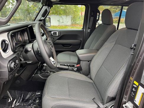 Used 2025 Jeep Wrangler Sahara image 35