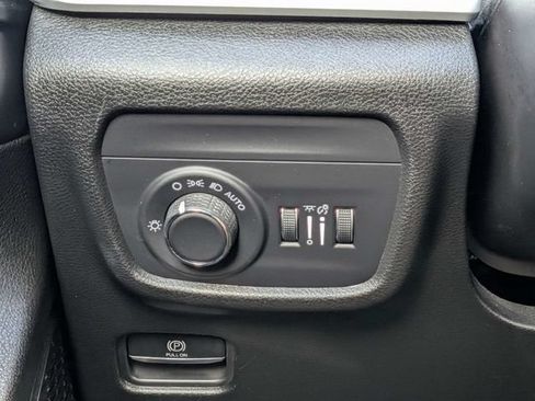 Used 2025 Jeep Grand Cherokee Altitude AWD/4WD image 20