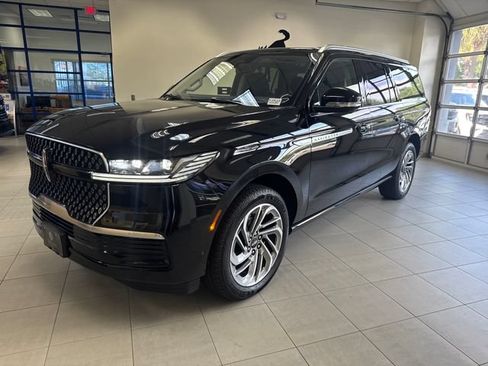 Used 2025 Lincoln Navigator L Reserve AWD/4WD image 3