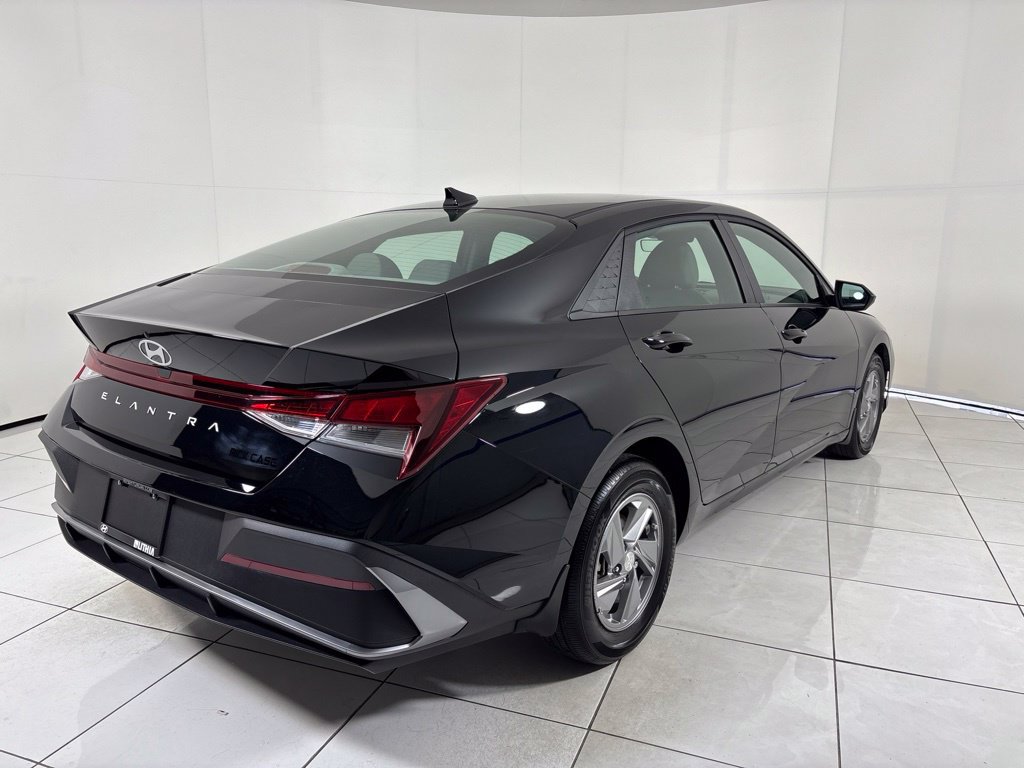 Used 2025 Hyundai Elantra SE FWD image 5