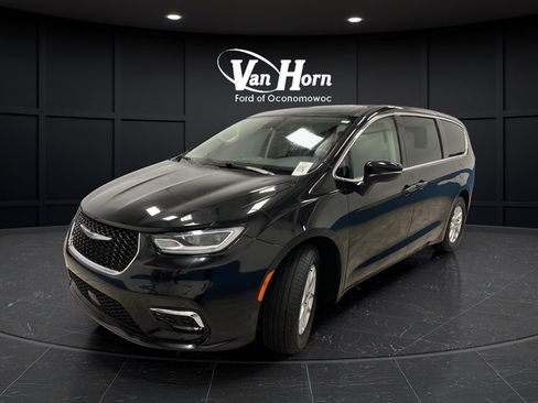 Used 2023 Chrysler Pacifica Touring-L FWD image 3