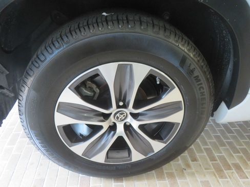 Used 2023 Toyota Highlander XLE FWD image 9