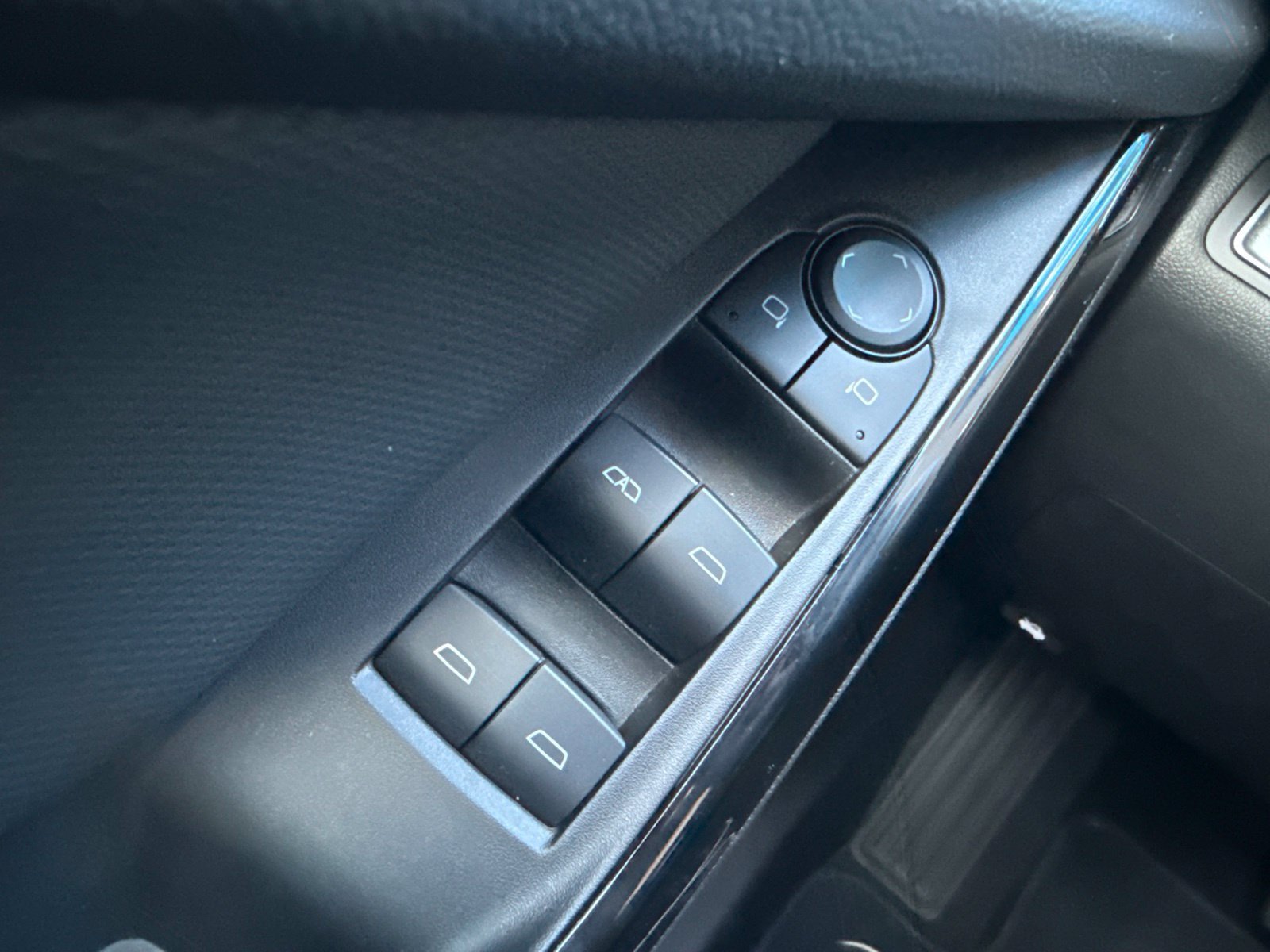 Used 2025 Chevrolet Equinox LT w/ Safety and Technology Package FWD image 38