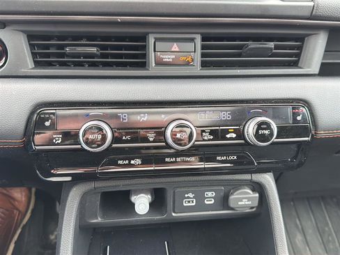 Used 2025 Honda Pilot TrailSport image 5