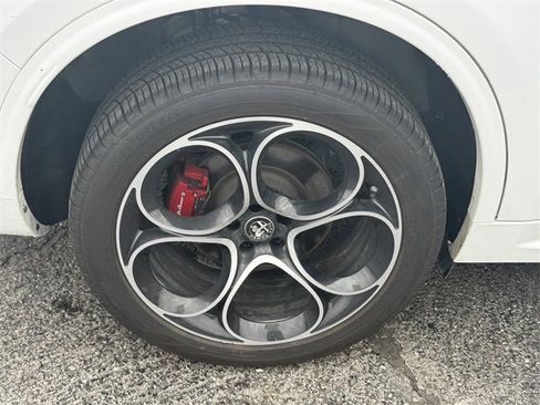 Used 2022 Alfa Romeo Stelvio Veloce image 12