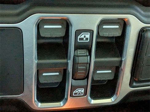 Used 2021 Jeep Wrangler Unlimited Sahara image 8