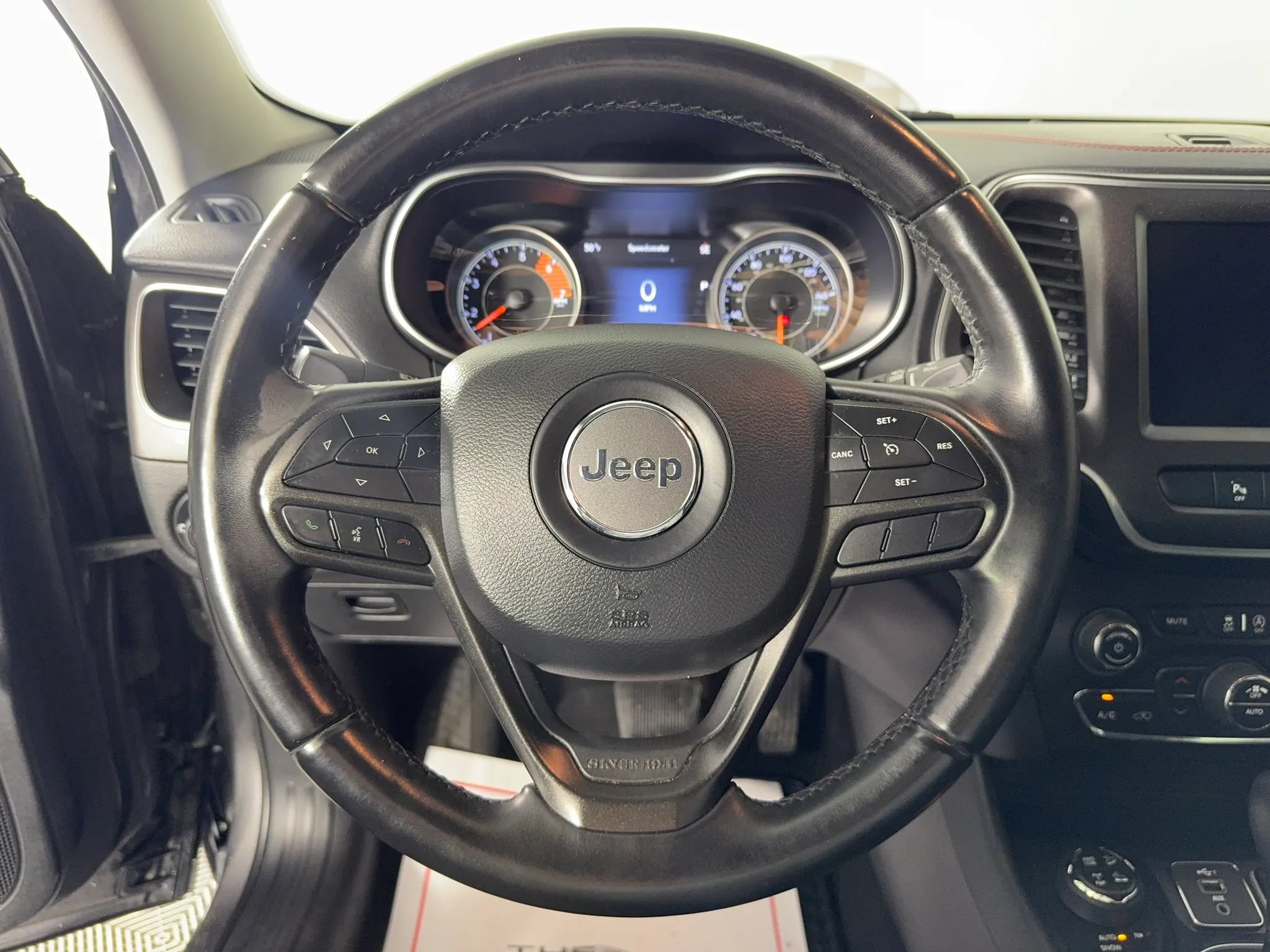 Used 2019 Jeep Cherokee Trailhawk AWD/4WD image 13