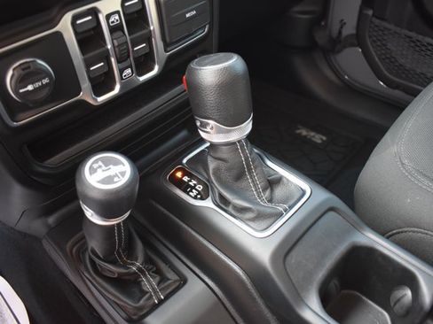 Used 2022 Jeep Gladiator Overland w/ Trailer Tow Package AWD/4WD image 26