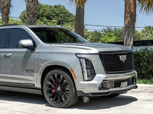 Used 2026 Cadillac Escalade V w/ LPO, ONYX Package AWD/4WD image 10