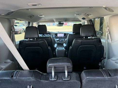 Used 2024 Chrysler Pacifica Touring-L FWD image 19
