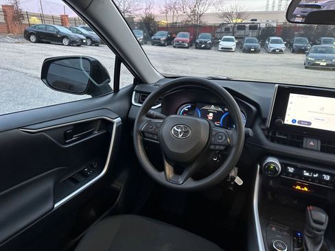 Used 2025 Toyota RAV4 LE image 33