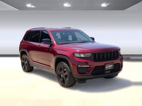 Used 2024 Jeep Grand Cherokee Limited w/ Black Appearance Package AWD/4WD image 7