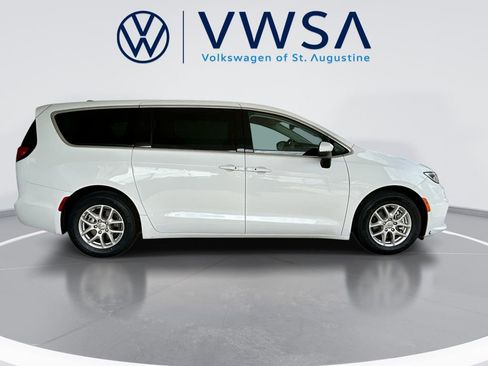 Used 2023 Chrysler Pacifica Touring-L FWD image 9