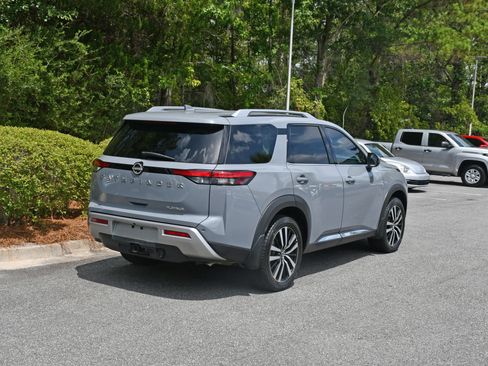 Used 2025 Nissan Pathfinder Platinum FWD image 4