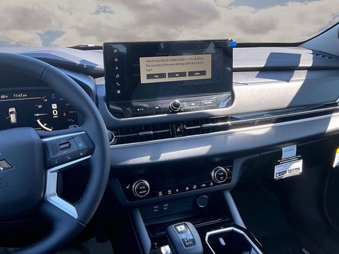 New 2026 Mitsubishi Outlander FWD image 7