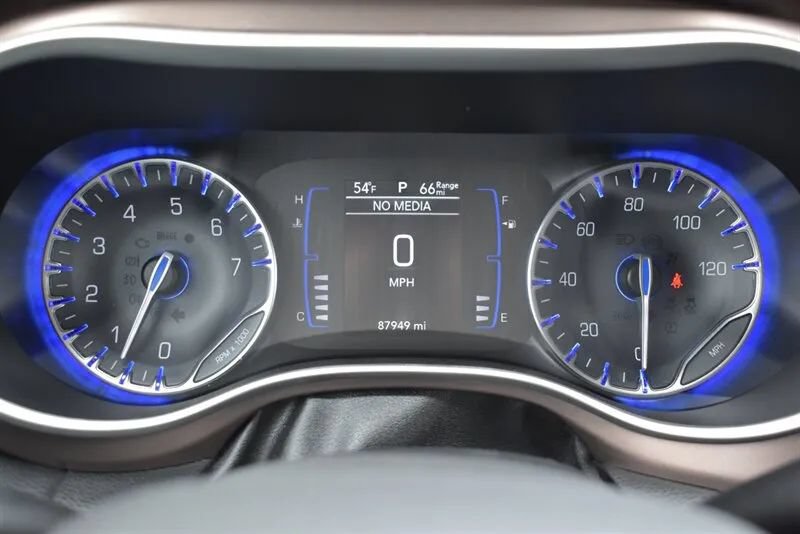 Used 2018 Chrysler Pacifica Touring-L FWD image 17