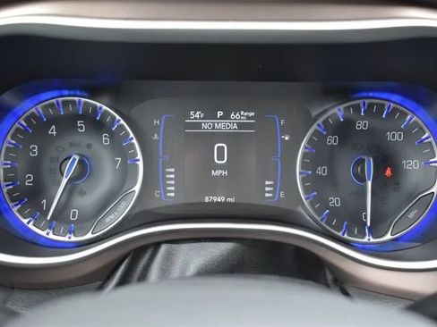 Used 2018 Chrysler Pacifica Touring-L FWD image 17