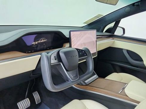 Used 2023 Tesla Model X Base image 17