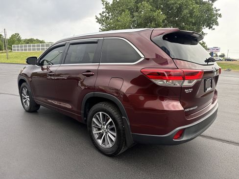 Used 2018 Toyota Highlander XLE FWD image 3