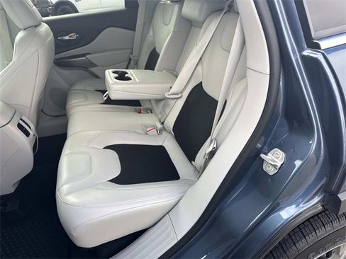 Used 2021 Jeep Cherokee Latitude Plus image 16