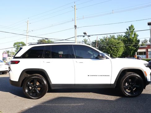 Used 2023 Jeep Grand Cherokee Altitude AWD/4WD image 3