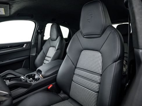 New 2026 Porsche Cayenne GTS image 22