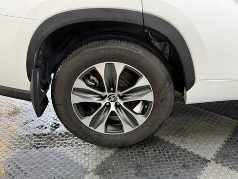 Used 2025 Toyota Highlander XLE AWD/4WD image 12