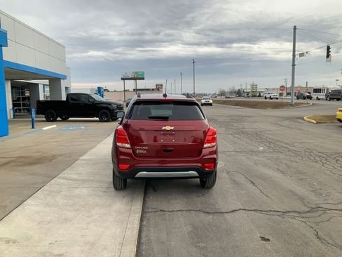 Used 2022 Chevrolet Trax LT w/ LT Convenience Package image 8