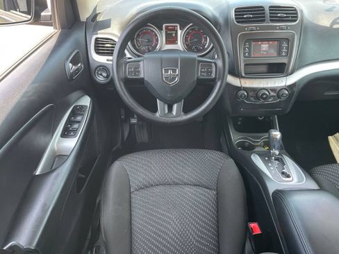 Used 2019 Dodge Journey SE FWD image 2