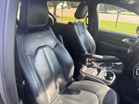 Used 2018 Chrysler Pacifica Touring-L w/ Premium Audio Group FWD image 43