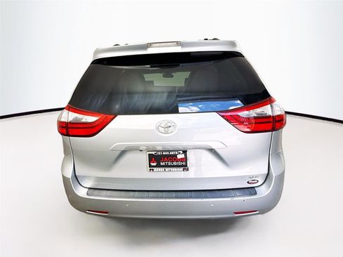 Used 2020 Toyota Sienna XLE w/ XLE Navigation Package FWD image 11