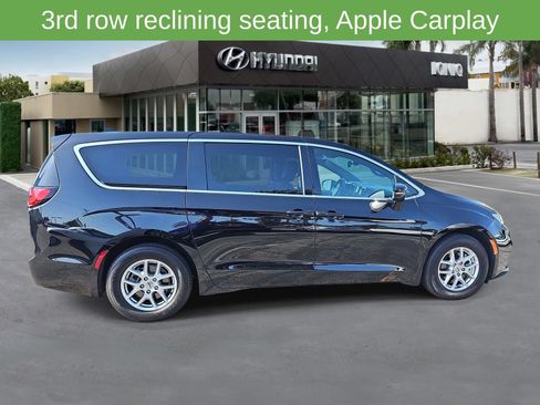 Used 2025 Chrysler Pacifica Select FWD image 2