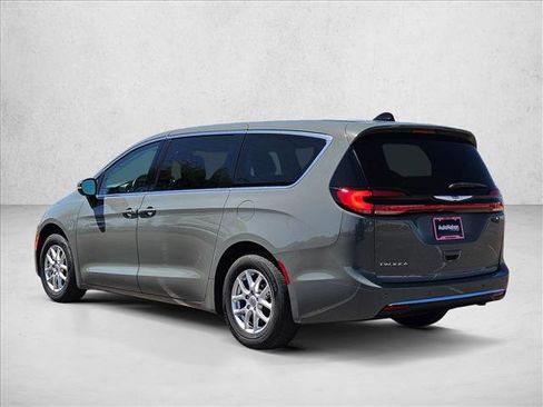 Used 2023 Chrysler Pacifica Touring-L FWD image 7