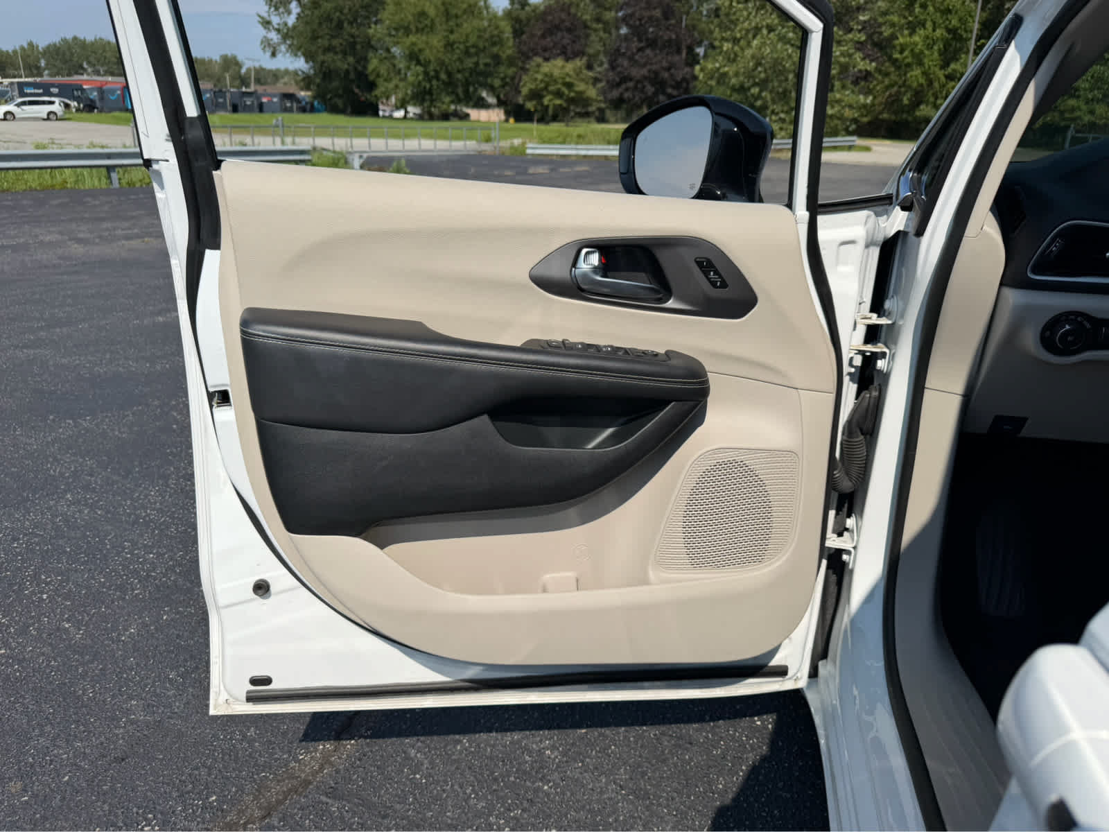 Used 2024 Chrysler Pacifica Touring-L FWD image 19