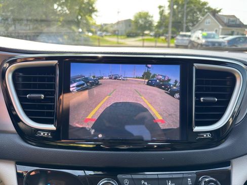 Used 2023 Chrysler Pacifica Touring-L FWD image 77