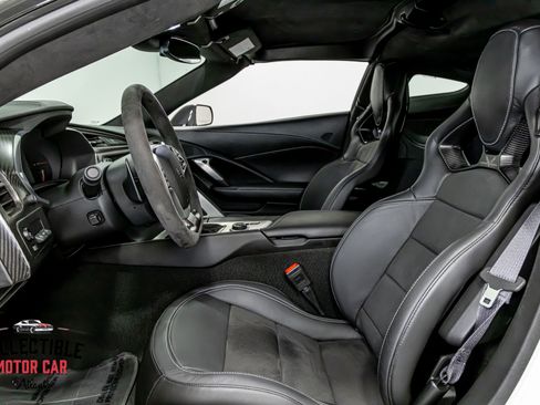 Used 2015 Chevrolet Corvette Z06 w/ 3LZ Preferred Equipment Group RWD image 75