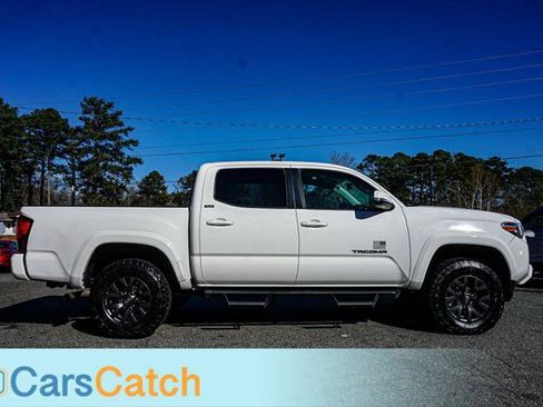 Used 2022 Toyota Tacoma SR5 w/ Technology Package image 9