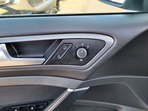 Used 2018 Volkswagen e-Golf SE image 19