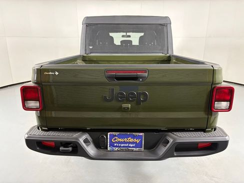 Used 2022 Jeep Gladiator Sport AWD/4WD image 8