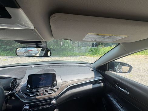 Used 2025 Nissan Altima 2.5 SV FWD image 33