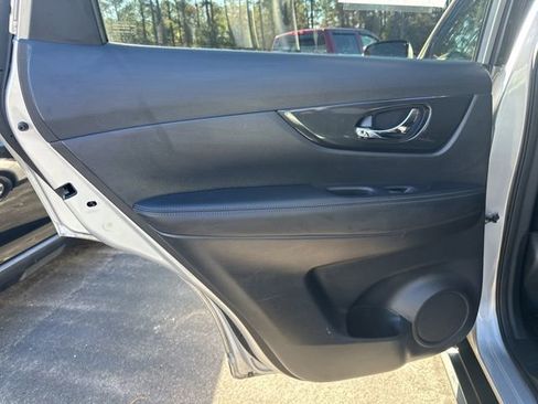 Used 2018 Nissan Rogue SV w/ Premium Package image 8