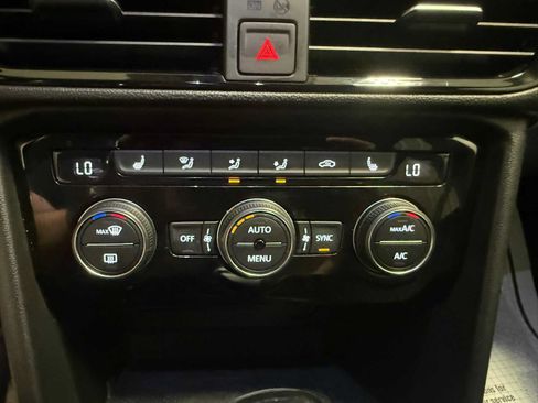 Certified 2024 Volkswagen Taos SE FWD image 34