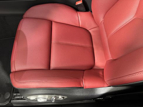 Certified 2025 Porsche Macan image 14