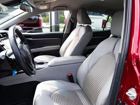 Used 2018 Toyota Camry SE FWD image 18