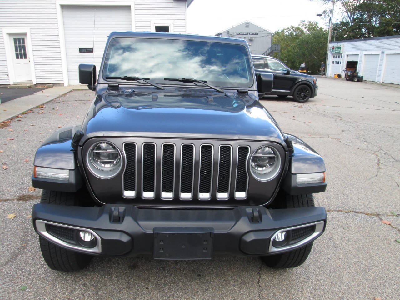 Used 2018 Jeep Wrangler Unlimited Sahara w/ Dual Top Group AWD/4WD image 6
